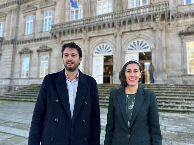 Los diputados provinciales del PSdeG en Pontevedra, Javier Mougán y Ana Laura Iglesias, frente al Pazo Provincial.