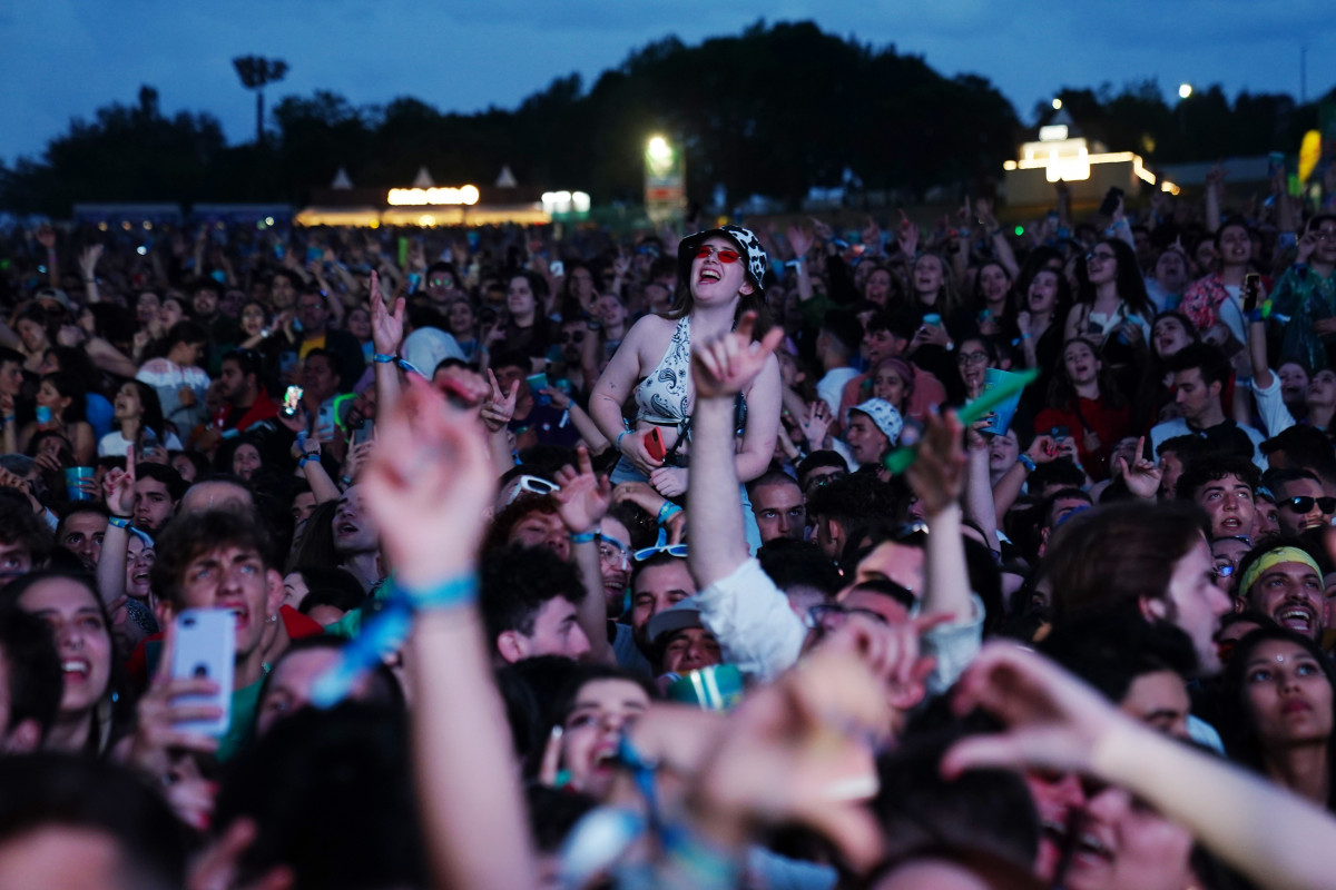 Archivo - Un grupo de personas asiste al concierto del cantante C. Tangana en el festival de O Son do Camiño, a 16 de junio de 2022, en Santiago de Compostela, A Coruña, Galicia.