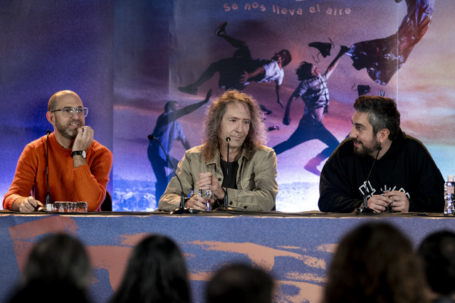 El cantante Robe Iniesta (c) y el resto de integrantes del grupo 'ROBE' durante una rueda de prensa por el lanzamiento de su nuevo disco, a 19 de diciembre de 2023, en Madrid.