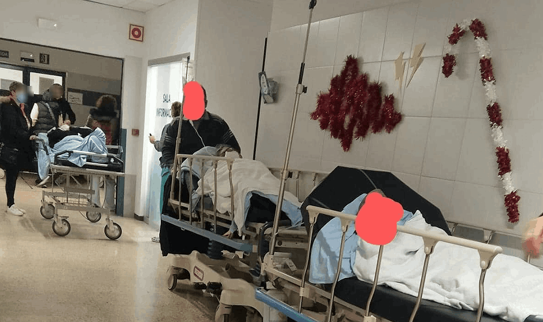 Pacientes con ingreso en planta firmado esperando en camillas en los pasillos de Urgencias el 29 de diciembre en una imagen del Facebook de la Asociación de Pacientes y Usuarios del Chus