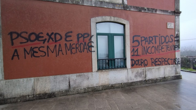 Pintadas en la fachada del Ayuntamiento de Dodro.