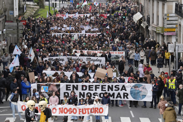 Miles de manifestantes durante una protesta contra la gestión por el vertido de los pellets, a 21 de enero de 2024, en Santiago de Compostela, A Coruña, Galicia.