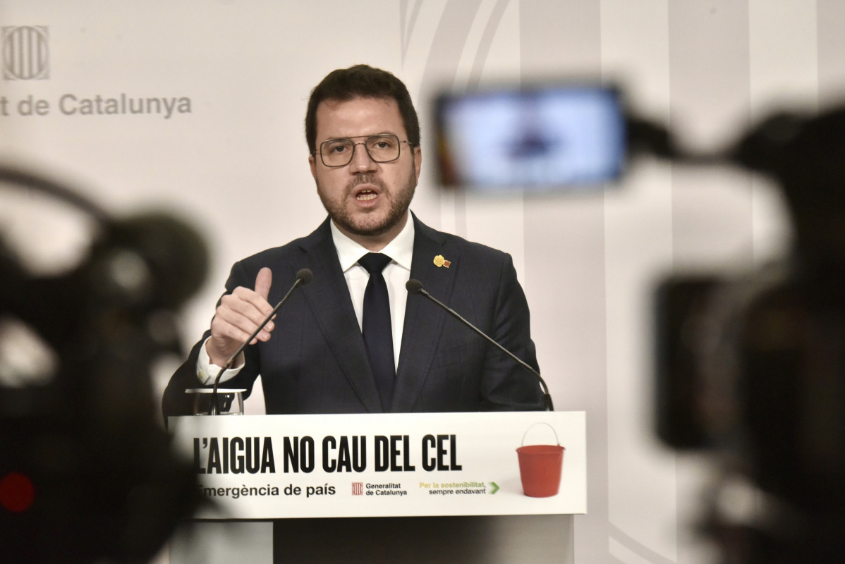 El presidente de la Generalitat, Pere Aragonès, ofrece una rueda de prensa tras la comisión interdepartamental de la sequía, en la Generalitat, a 1 de febrero de 2024, en Barcelona, Catalunya (España). La Generalitat ha declarado hoy la emergencia por seq