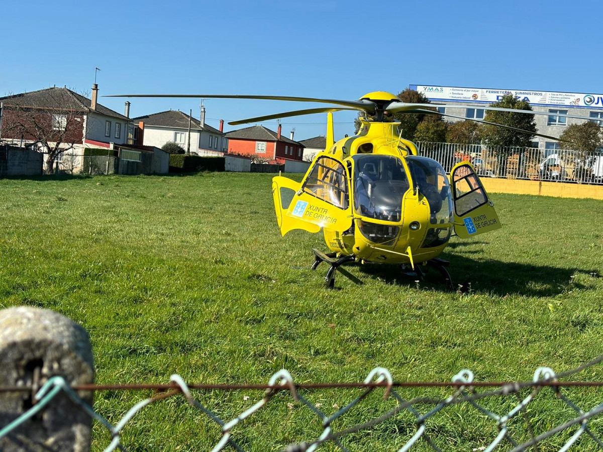 El helicóptero medicalizado con base en Santiago de Compostela en una intervención en Lalín (Pontevedra).
