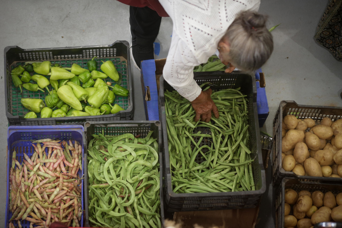 Archivo - Una persona compra alimentos en un mercado, a 11 de agosto de 2023, en Lugo, Galicia (España). El Índice de Precios de Consumo (IPC) aumentó un 0,2% en julio en relación al mes anterior 