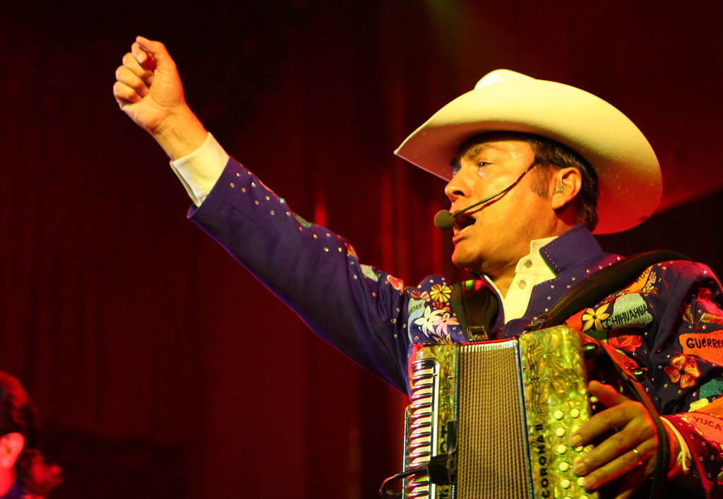 Los Tigres del Norte en la Sala Apolo en una foto de alterna2 publicada bajo CC BY 2.0.