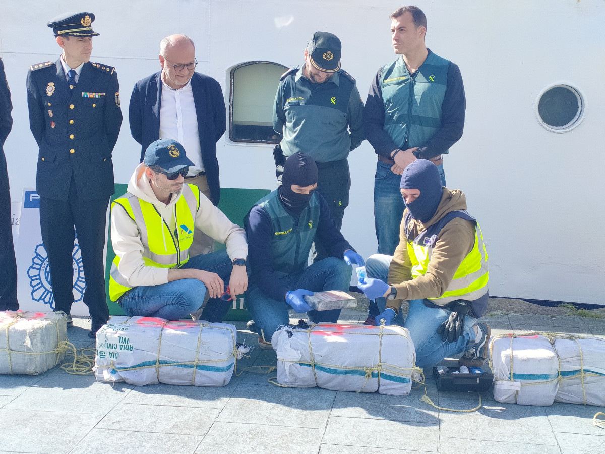 Realización del 'narcotest' por parte de funcionarios de Policía Nacional, Vigilancia Aduanera y Guardia Civil en el Puerto de Vigo, tras la descarga de unos 200 kilos de cocaína interceptados en u