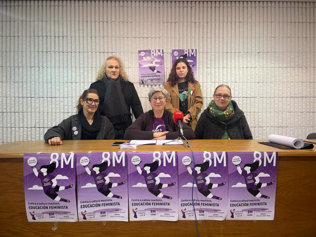 Integrantes de la Plataforma Feminista de Lugo con su portavoz, Ana Torrón, al frente, durante la rueda de prensa convocada este miércoles para anunciar las actividades programadas con motivo del 8M. En Lugo, a 6 de marzo de 2024.