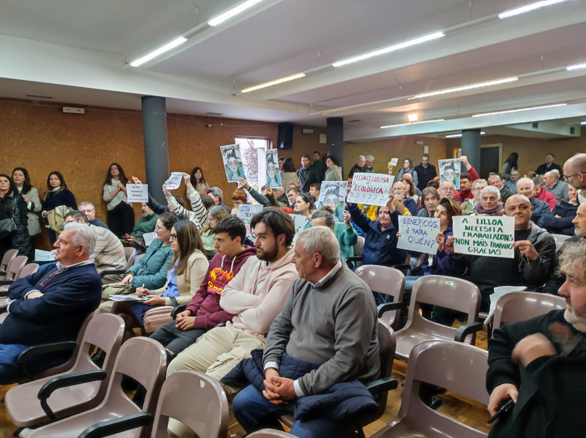 Protesta contra la fábrica de Altri, en una charla de la empresa en Palas