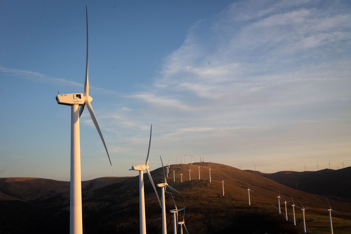 Varios aerogeneradores en el parque eólico de Vilachá, a 15 de marzo de 2024, en Lugo, Galicia (España). Dicho parque, que se encuentra entre los concellos lucenses de Ourol y Muras, ha visto paral