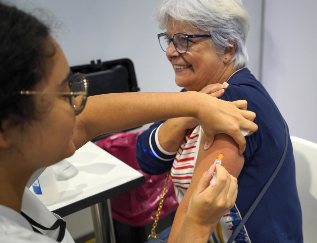 Archivo - Una mujer se vacuna el día de apertura del Instituto Feiral de Vigo (Ifevi) para la doble inmunización frente al COVID y la gripe, a 26 de octubre de 2023, en Vigo, Pontevedra, Galicia (España). Un total de 13 recintos de vacunación masiva reabr