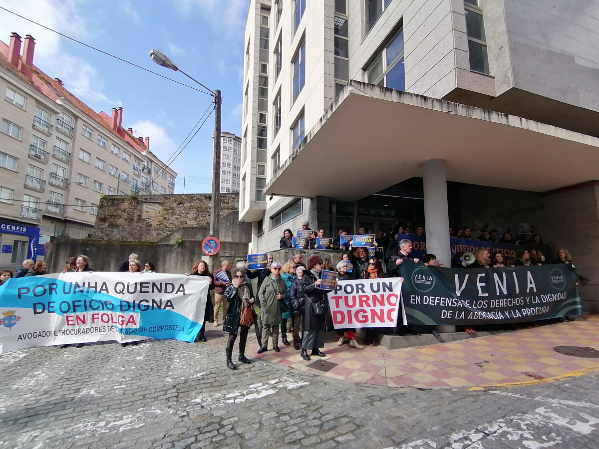 Abogados y procuradores del turno de oficio se manifiestan por Ferrol