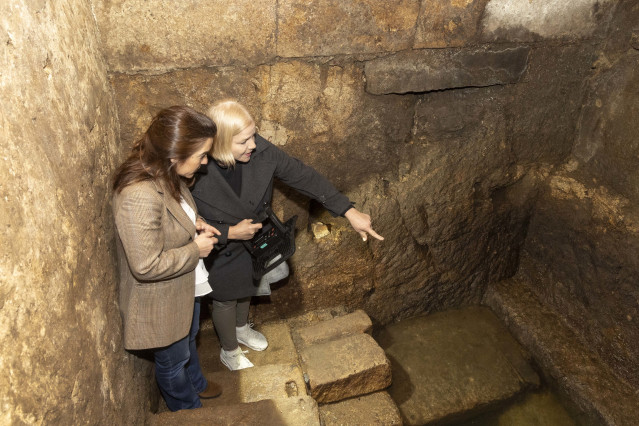La alcaldesa de A Coruña, Inés Rey, visita los trabajos arqueológicos en la casa de la calle Sinagoga 4