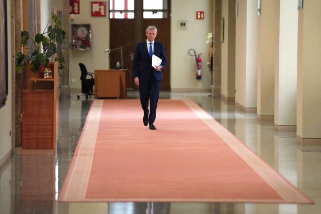 El presidente de la Xunta de Galicia, Alfonso Rueda, en los pasillos del Parlamento.
