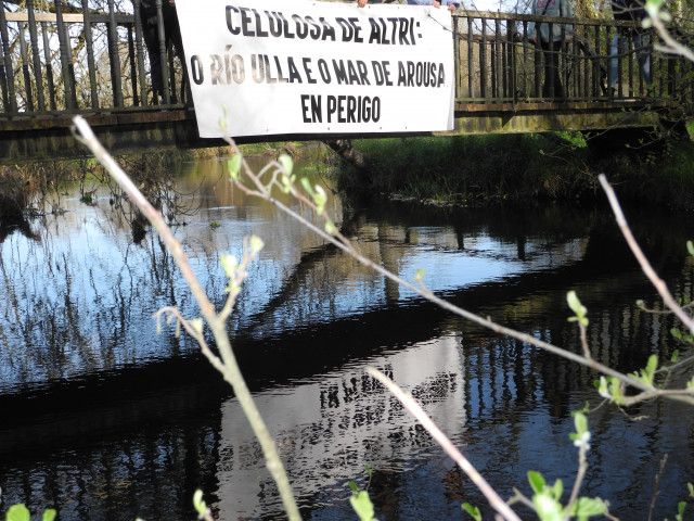 Pancarta en contra de Altri en un puente sonbre el río Ulla a su paso por Monterroso (Lugo).