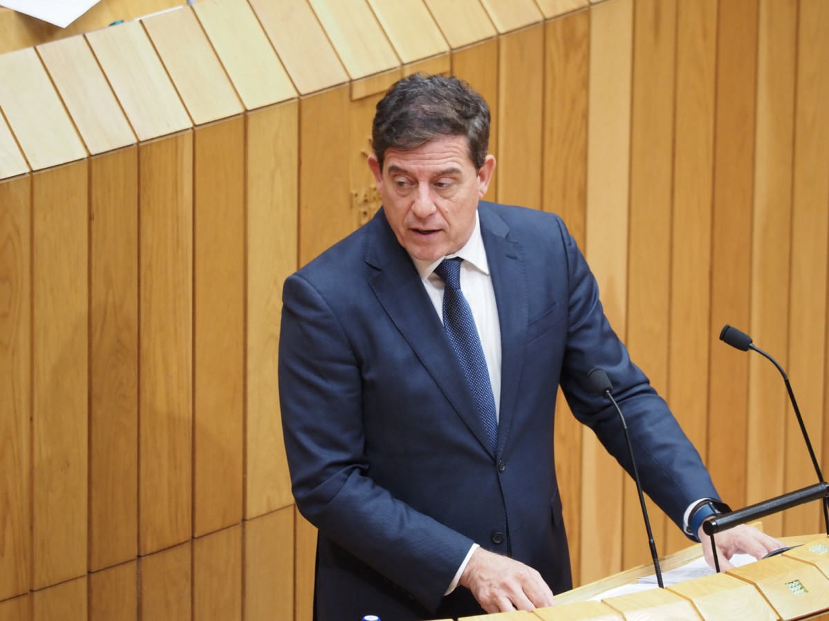 El portavoz parlamentario del PSdeG, José Ramón Gómez Besteiro, en la tribuna del Parlamento