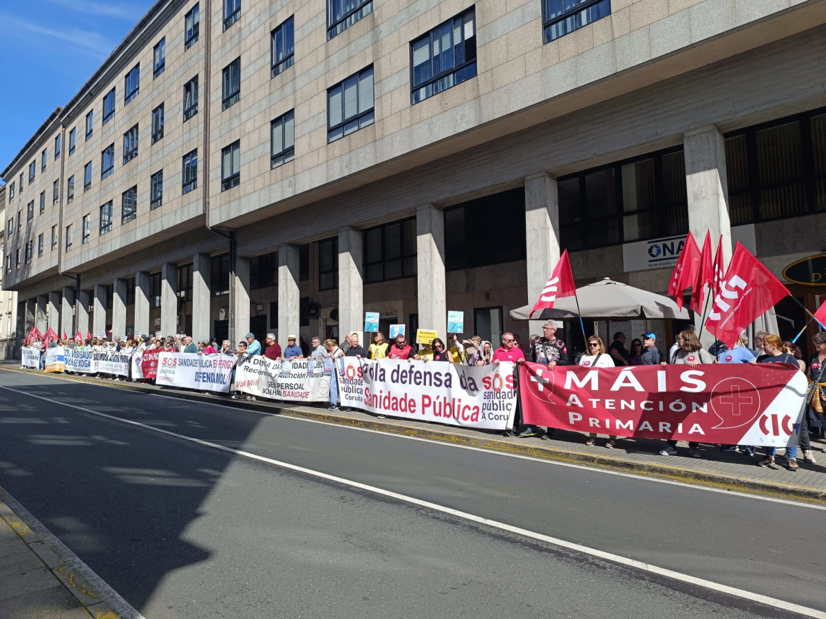 Concentración de SOS Sanidade Público ante el Parlamento de Galicia