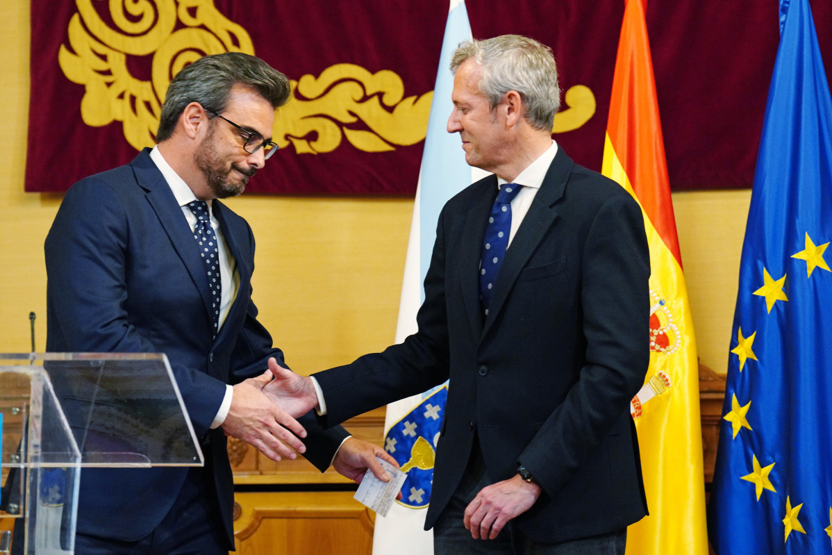 Archivo - Rueda y Diego Calvo se saludan en un acto institucional.