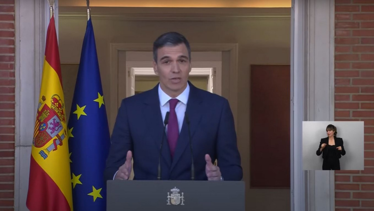 Pedro Sánchez anunciando que seguirá como presidente del Gobierno