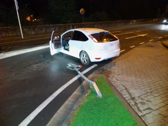 Vehículo accidentado en Lugo, cuyo conductor fue denunciado por dar positivo en la prueba de alcoholemia.