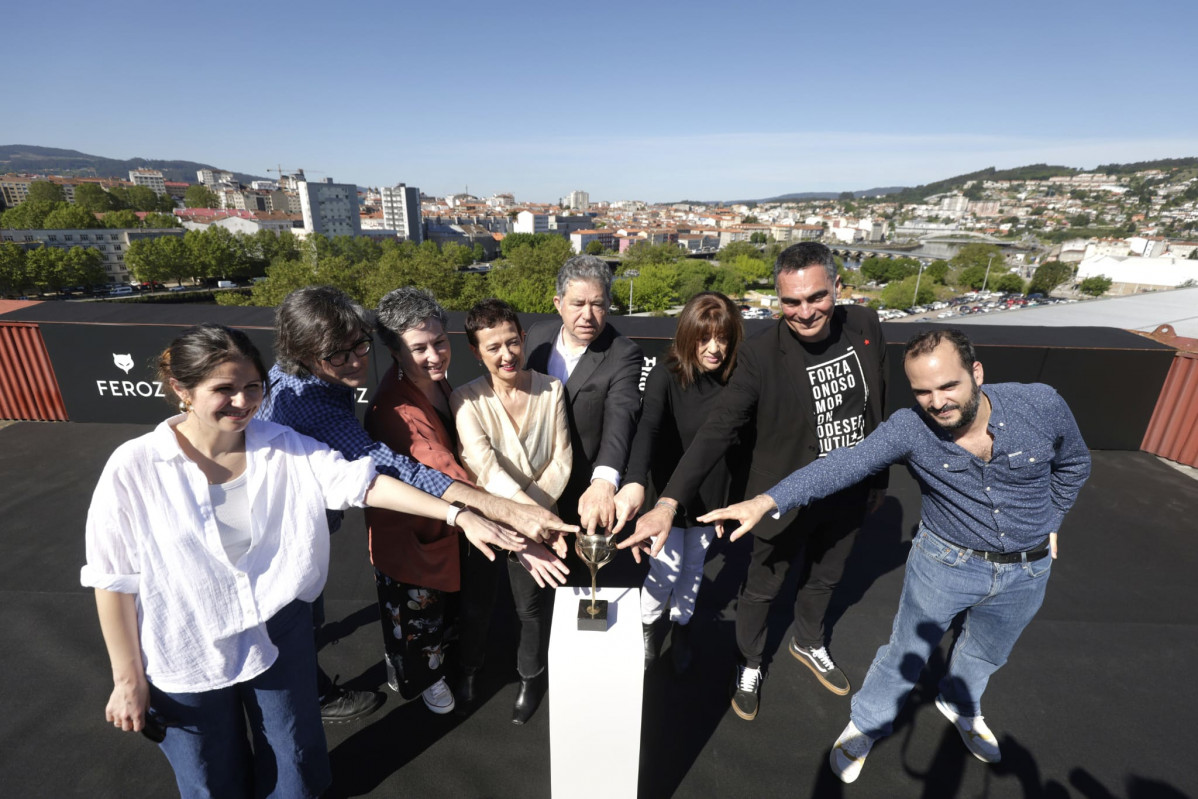 El alcalde de Pontevedra, Miguel Anxo Fernández Lores, y la presidenta de AICE, María Guerra, entre otros, en la presentación de las galas de entrega de los Premios Feroz 2025 y 2026, que se celebr