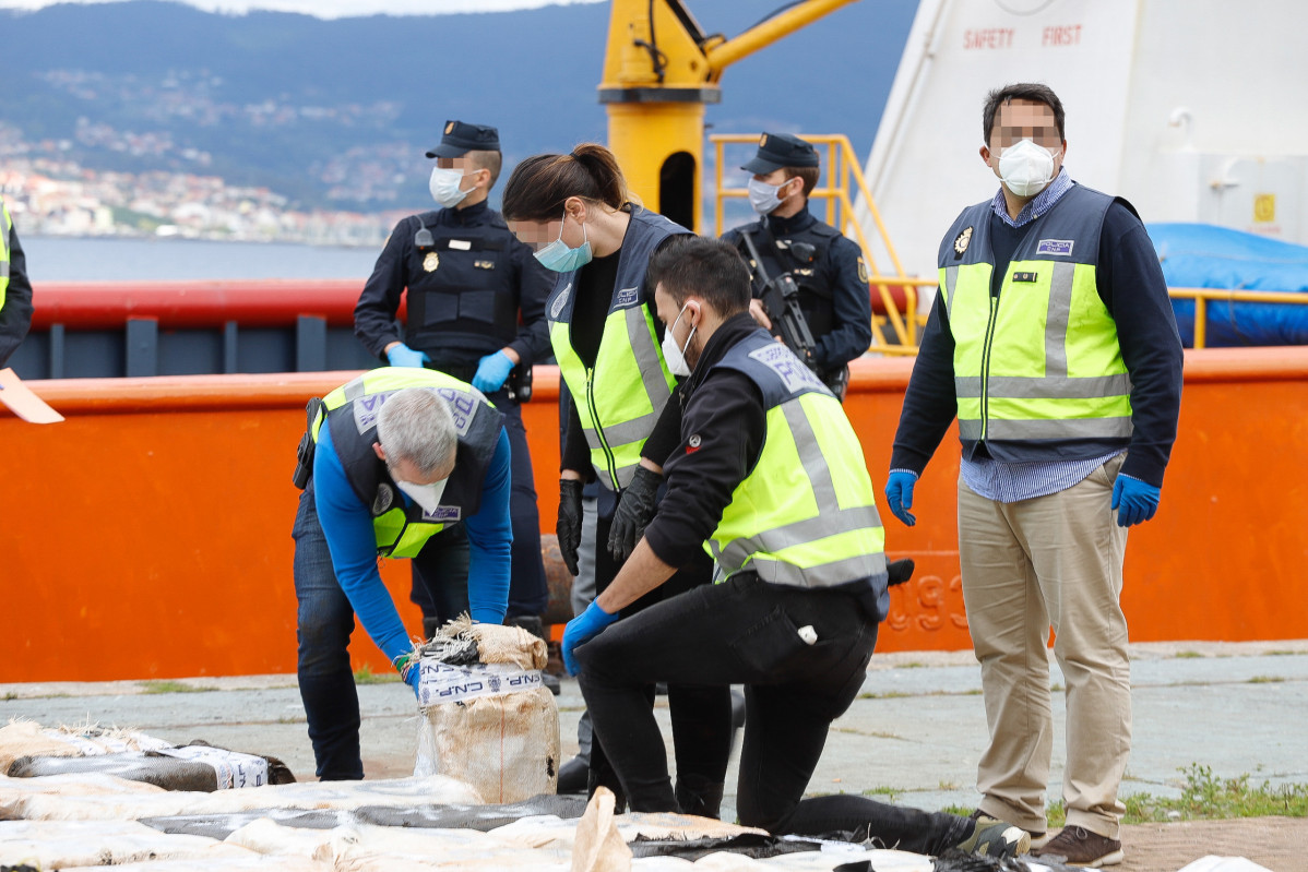 Archivo - Descarga del alijo de cocaína del MV Karar, en el puerto de Vigo, en abril de 2020.