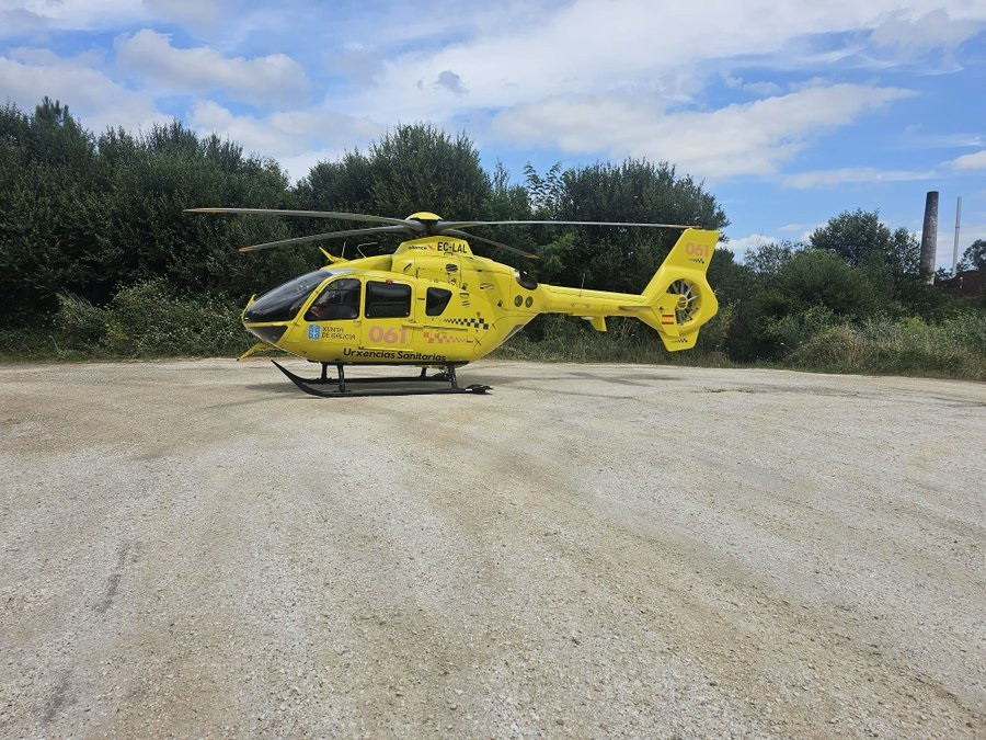 Archivo - Helicóptero del 061 en Boqueixón