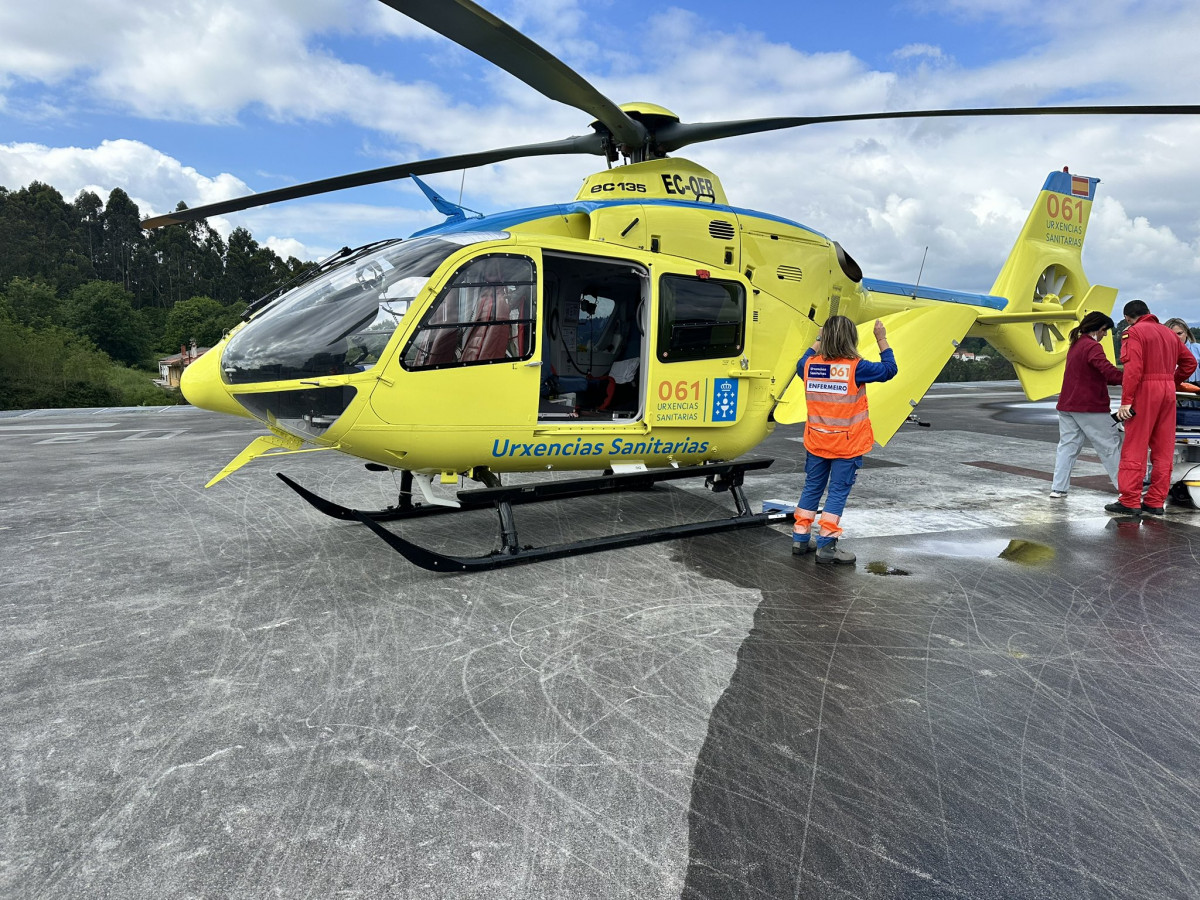 El helicóptero del 061 en un servicio primario ayer en Boiro