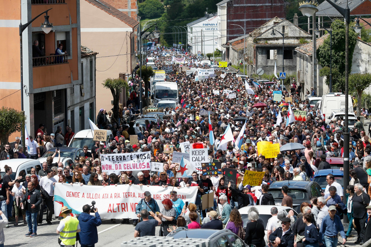 Miles de personas protestan durante una manifestación contra la empresa de celulosa Altri, a 26 de mayo de 2024, en Palas de Rei, Lugo, Galicia.