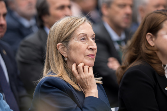 La vicepresidenta del Congreso de los Diputados y secretaria de Política Social del PP, Ana Pastor, durante el acto homenaje a los médicos y profesionales sanitarios españoles por su entrega durante la pandemia de Covid-19, en la plaza de los Sagrados Cor