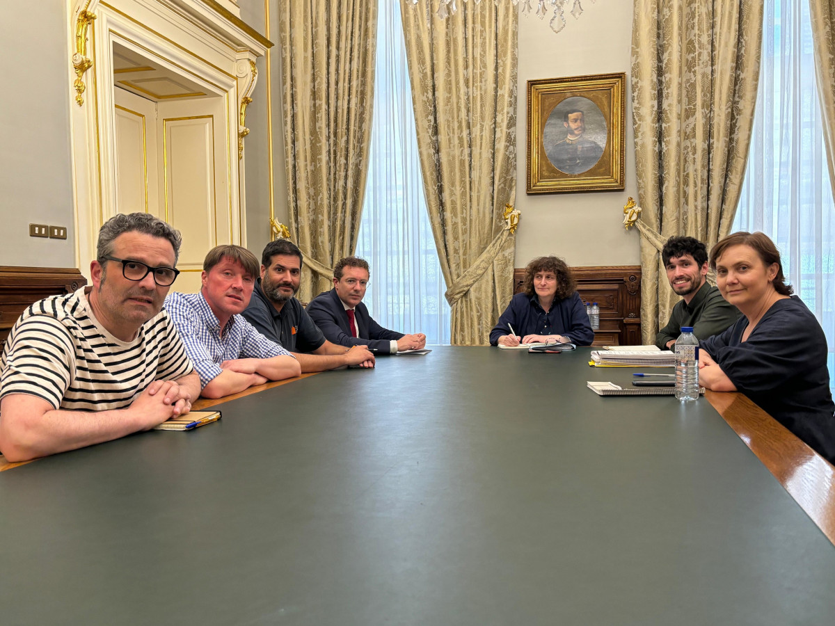 Reunión del gobierno local de Santiago con las asociaciones de viviendas de uso turístico