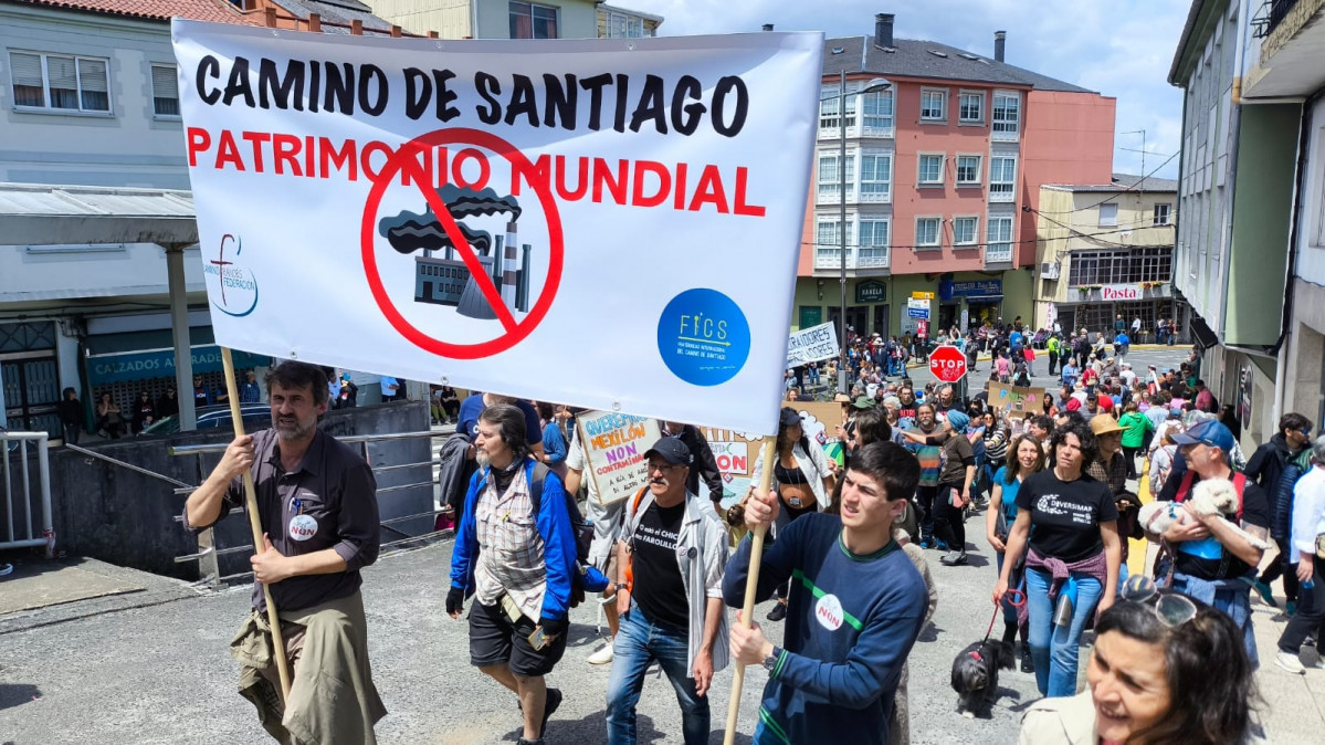 Pancarta de Fraternidad Internacional del Camino de Santiago (FICS) en la manifestación contra Altri en Palas