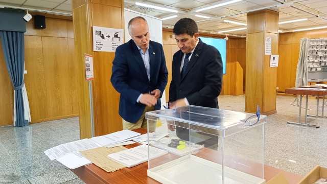 El delegado del Gobierno en Galicia, Pedro Blanco, presenta en A Coruña los materiales que habrá en los centros de votación en las elecciones al Parlamento Europeo