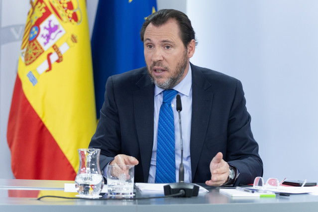 El ministro de Transportes y Movilidad Sostenible, Óscar Puente, durante una rueda de prensa posterior al Consejo de Ministros, en el Palacio de La Moncloa, en Madrid (España)