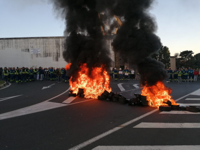 Barricada de neumáticos ardiendo en las inmediaciones de Navantia Ferrol, a 12 de junio de 2024.