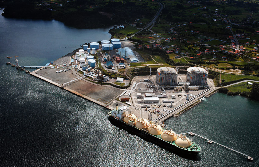 Terminal de graneles lu00edquidos del Puerto de Ferrol en Mugardos con la regasifigadora Reganosa en primer plano y Forestal del Atlu00e1ntico en segundo