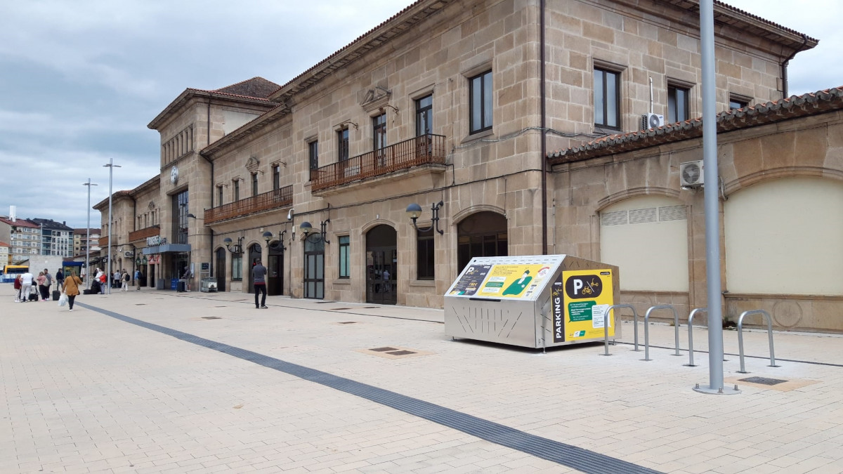 Las estaciones de tren de Ourense, Pontevedra y Vigo-Guixar estrenan aparcamiento para bicicletas y patinetes.