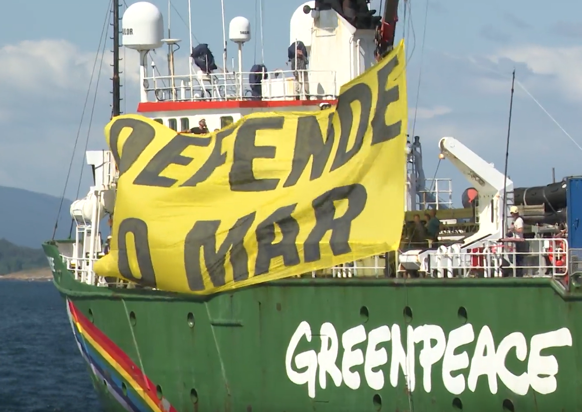 El buque de Greenpeace Artic Warrior entrando en la Ru00eda de Arousa