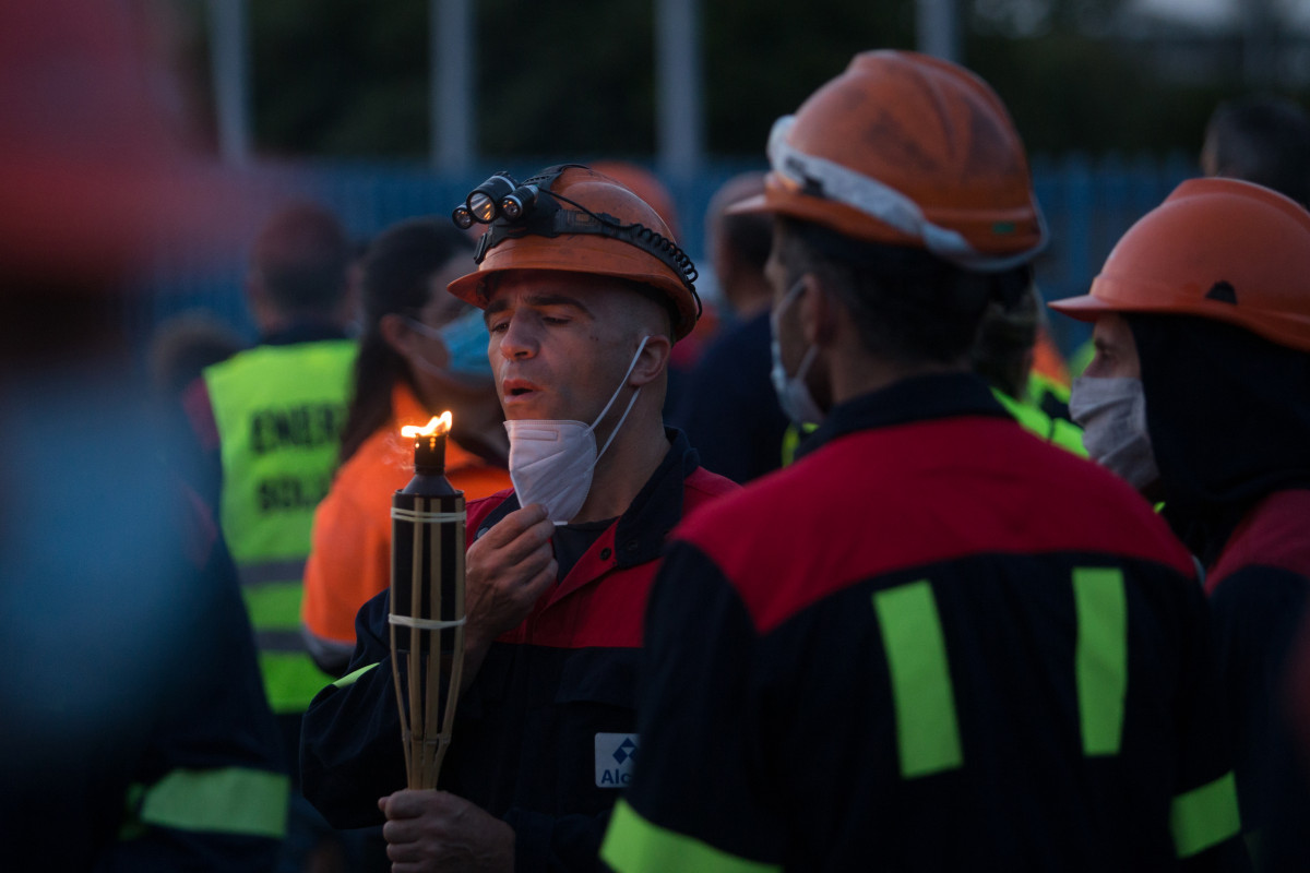 Archivo - Un participante en la marcha nocturna de los trabajadores de la fábrica de Alcoa en San Cibrao antes de iniciar el camino desde la planta hasta el pueblo, en San Cibrao (Lugo/Galicia/Españ