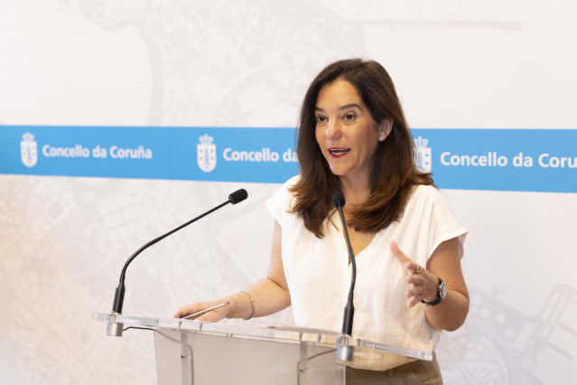 La alcaldesa de A Coruña, Inés Rey, informa de la reestructuración en el gobierno local