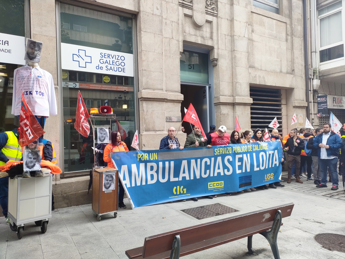 Archivo - Concentración de trabajadores de Ambulancias do Atlántico frente a la dirección provincial del Sergas en Vigo, a 2 de mayo de 2024.