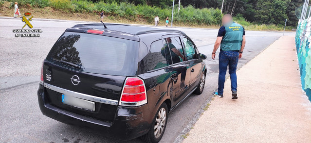 La Guardia Civil investiga a un conductor por darse a la fuga tras atropellar a un ciclista, que quedó herido en la carretera, en  Santa María de Oia (Pontevedra).