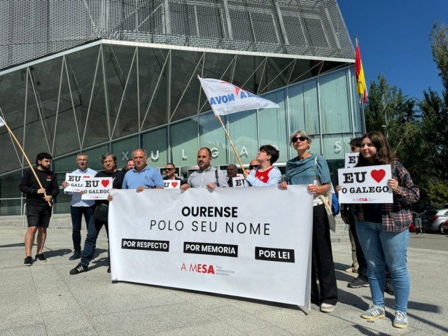 A Mesa se concentra en los juzgados de Ourense en apoyo a dos investigados por pintar una valla con toponimia deturpada.