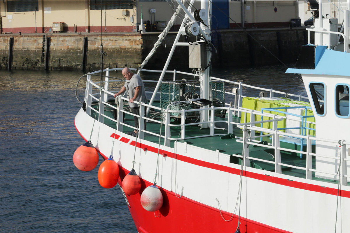 Archivo - Marineros en el Puerto de Burela, a 3 de octubre de 2022, en Burela, Lugo, Galicia (España). El Gobierno sopesa recurrir ante el Tribunal de Justicia de la Unión Europea (TJUE) la decisió