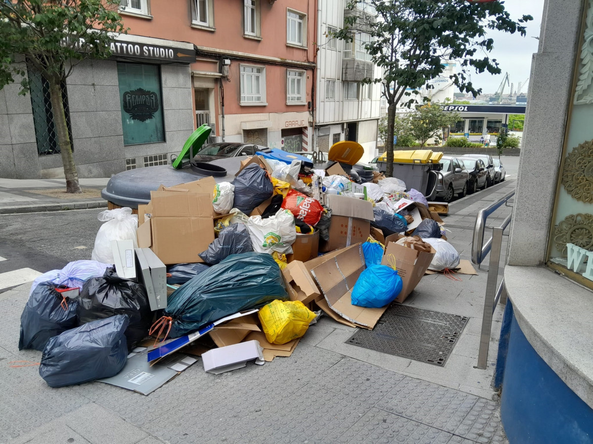 A Coruña registra una nueva jornada con basura acumulada en contenedores y a su alrededor