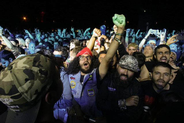 Archivo - El público durante el concierto de la banda de música Pantera, en el Resurrection Fest, a 29 de junio de 2023, en Viveiro, Lugo, Galicia.