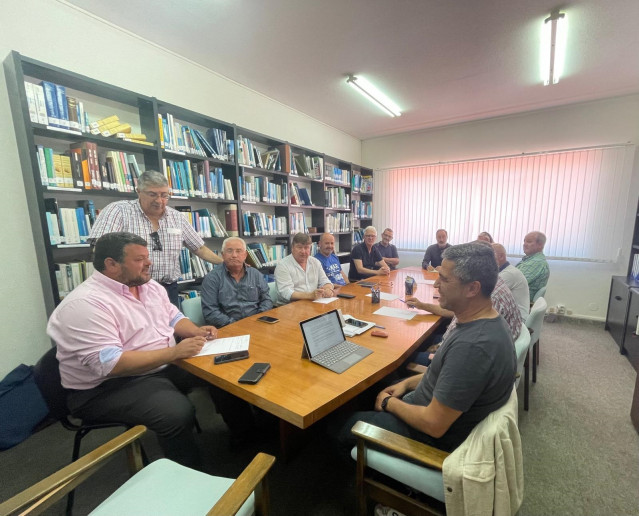 Miembros de la Plataforma en Defensa de la Pesca y de los Ecosistemas Marinos, este lunes al término de la reunión en la que han acordado recurrir ante el TC el fallo del TS sobre eólica marina. En Burela (Lugo), a 22 de julio de 2024.