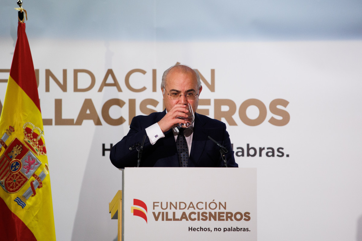 Archivo - El magistrado del Tribunal Supremo (TS), Pablo Llarena, bebe agua tras intervenir durante la entrega del premio Fundación Villacisneros en la Fundación Rafael del Pino de Madrid, a 16 de noviembre de 2021, en Madrid, (España). La Fundación Villa