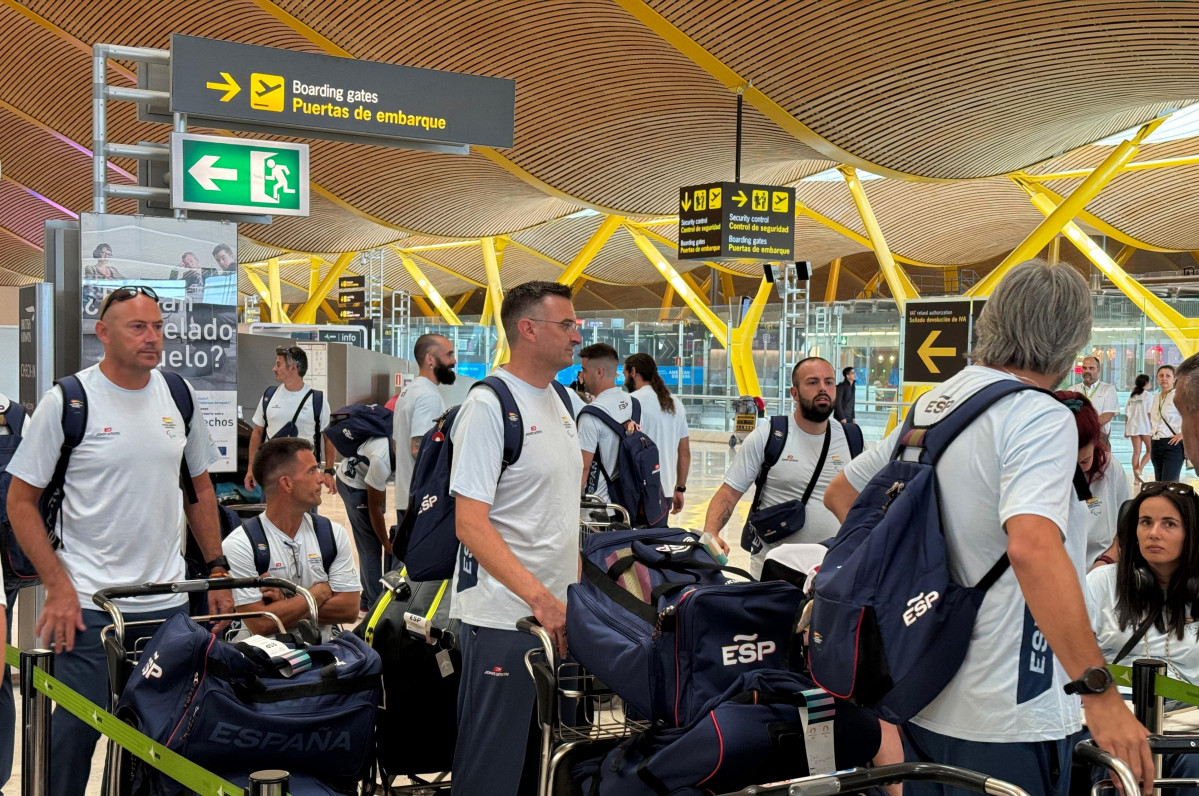 Parte del Equipo Paralímpico Español antes de poner rumbo desde Madrid a los Juegos de París