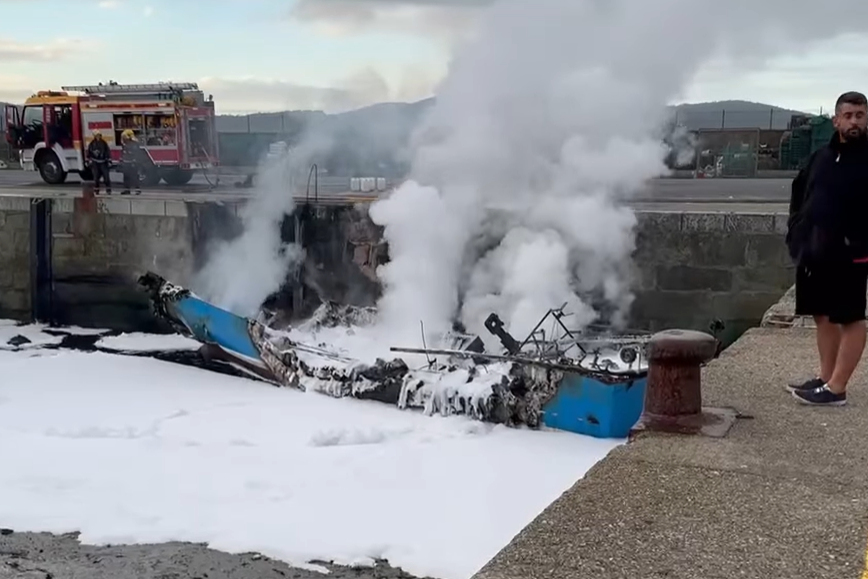 Pesquero ardiendo esta mau00f1ana en el muelle de Camariu00f1as en una foto de Sefy Carril Rodru00edguez